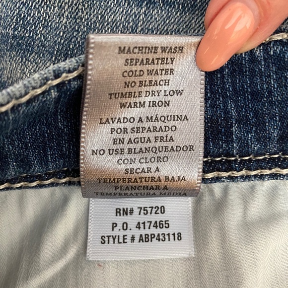 BKE Buckle brand Tyler bootleg Jeans. These jeans are in great condition! 38R - Picture 5 of 6